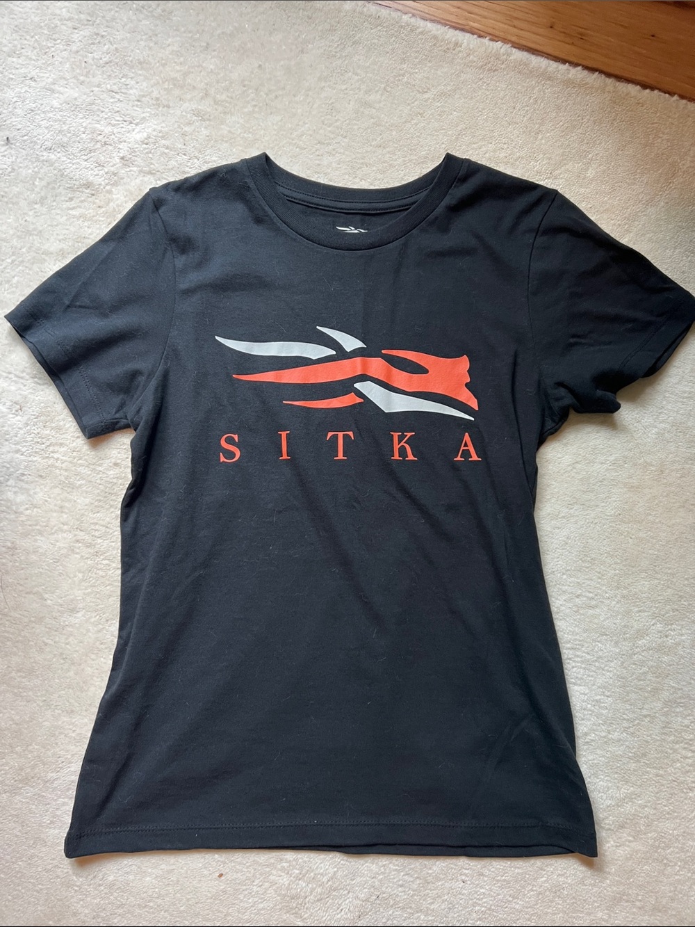 Sitka Black Graphic Logo Tee Small petit